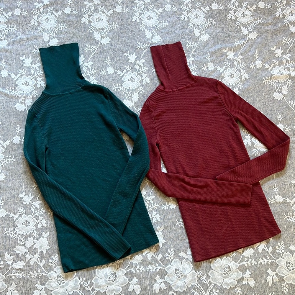 2 for 1! Bundle of 2 stretchy ribbed Uniqlo turtlenecks